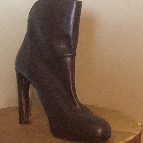 Stuart Weitzman Short Boot - Picture 6 of 8